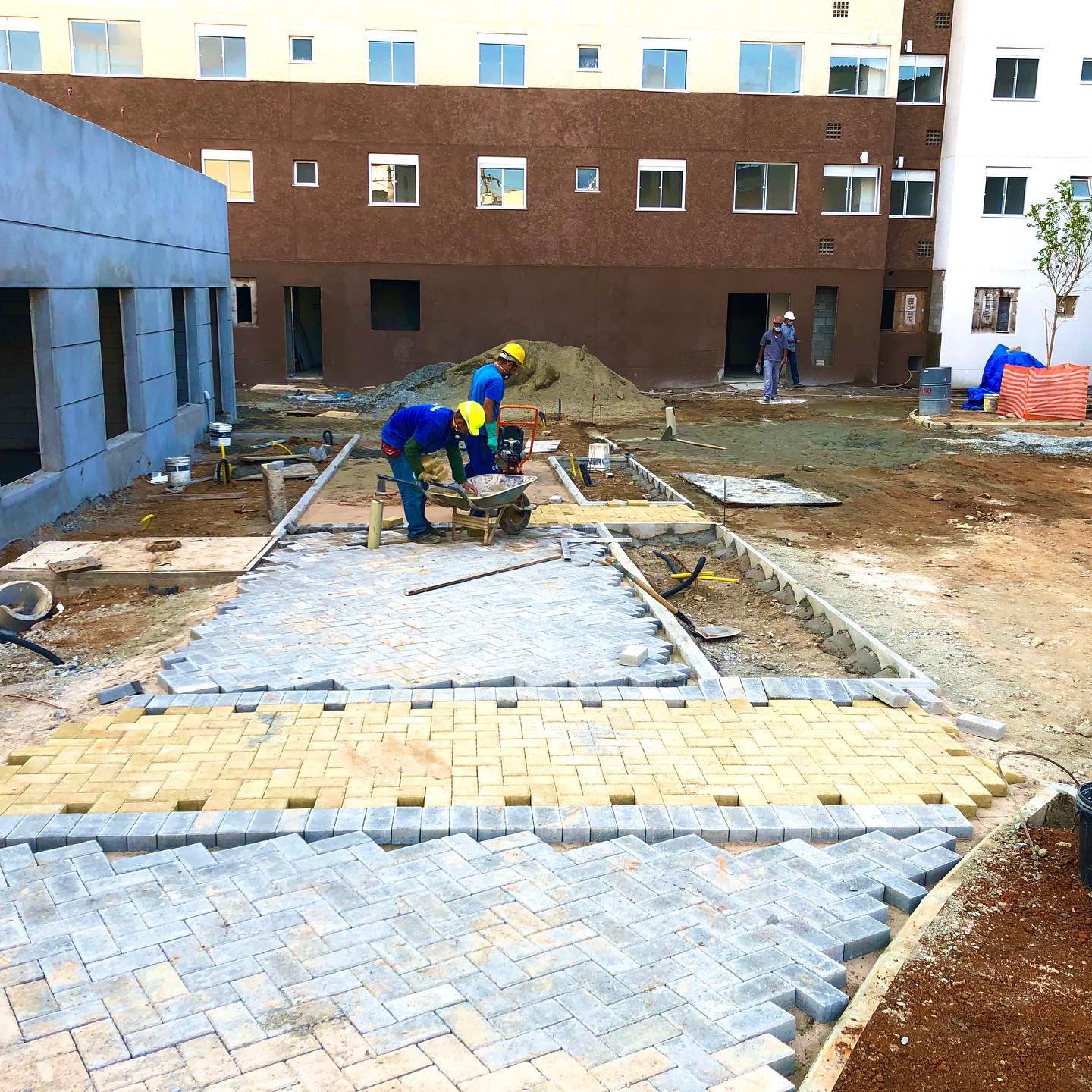 Execução de mini guias e instalação de piso intertravado. Belém - São Paulo - SP