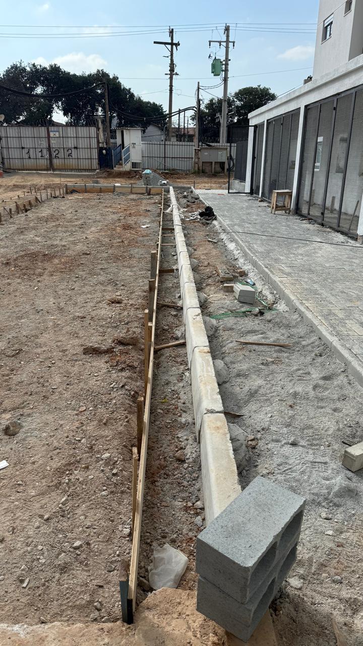 Execução de guias PMSP e preparo de sarjeta. Vila Ribeiro - São Paulo - SP 